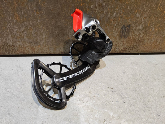 Schaltungsteile von Sram, SRAM RED ETAP SCHALTWERK 11 FACH INKL. CERAMICSPEED OSPW vor USEDBIKES - OB.DE Hintergrund