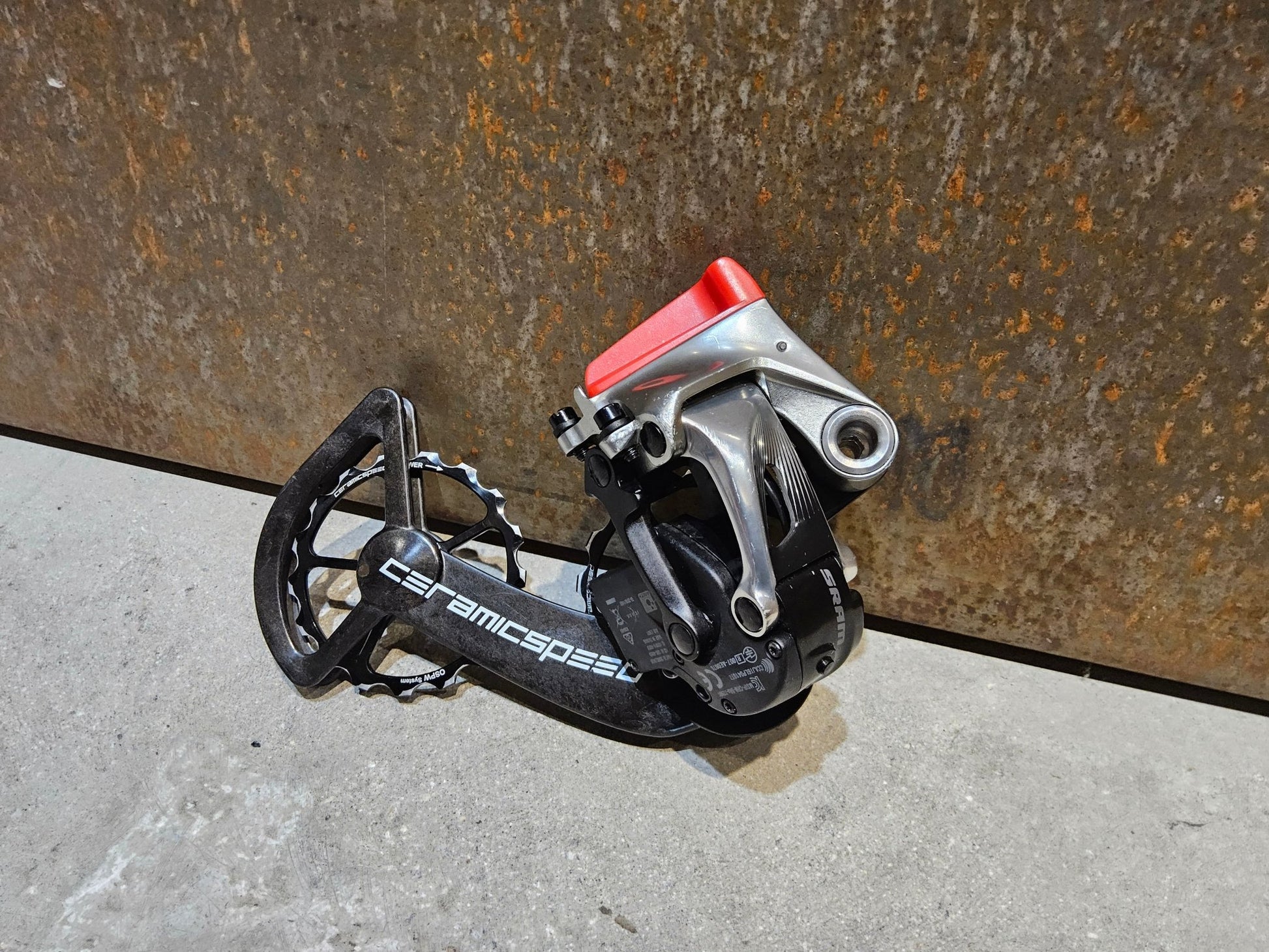 Schaltungsteile von Sram, SRAM RED ETAP SCHALTWERK 11 FACH INKL. CERAMICSPEED OSPW vor USEDBIKES - OB.DE Hintergrund