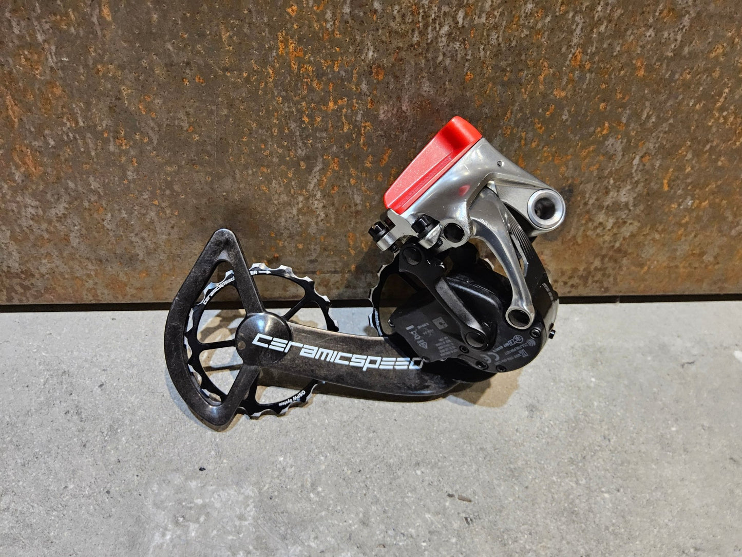 Schaltungsteile von Sram, SRAM RED ETAP SCHALTWERK 11 FACH INKL. CERAMICSPEED OSPW vor USEDBIKES - OB.DE Hintergrund