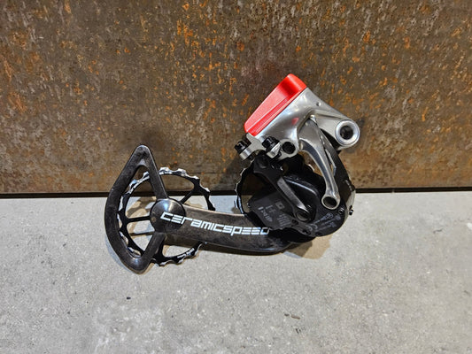 Schaltungsteile von Sram, SRAM RED ETAP SCHALTWERK 11 FACH INKL. CERAMICSPEED OSPW vor USEDBIKES - OB.DE Hintergrund