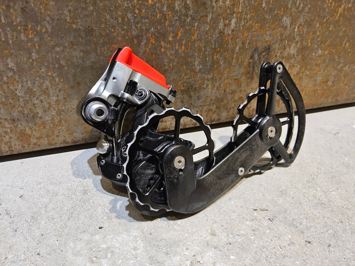 Schaltungsteile von Sram, SRAM RED ETAP SCHALTWERK 11 FACH INKL. CERAMICSPEED OSPW vor USEDBIKES - OB.DE Hintergrund
