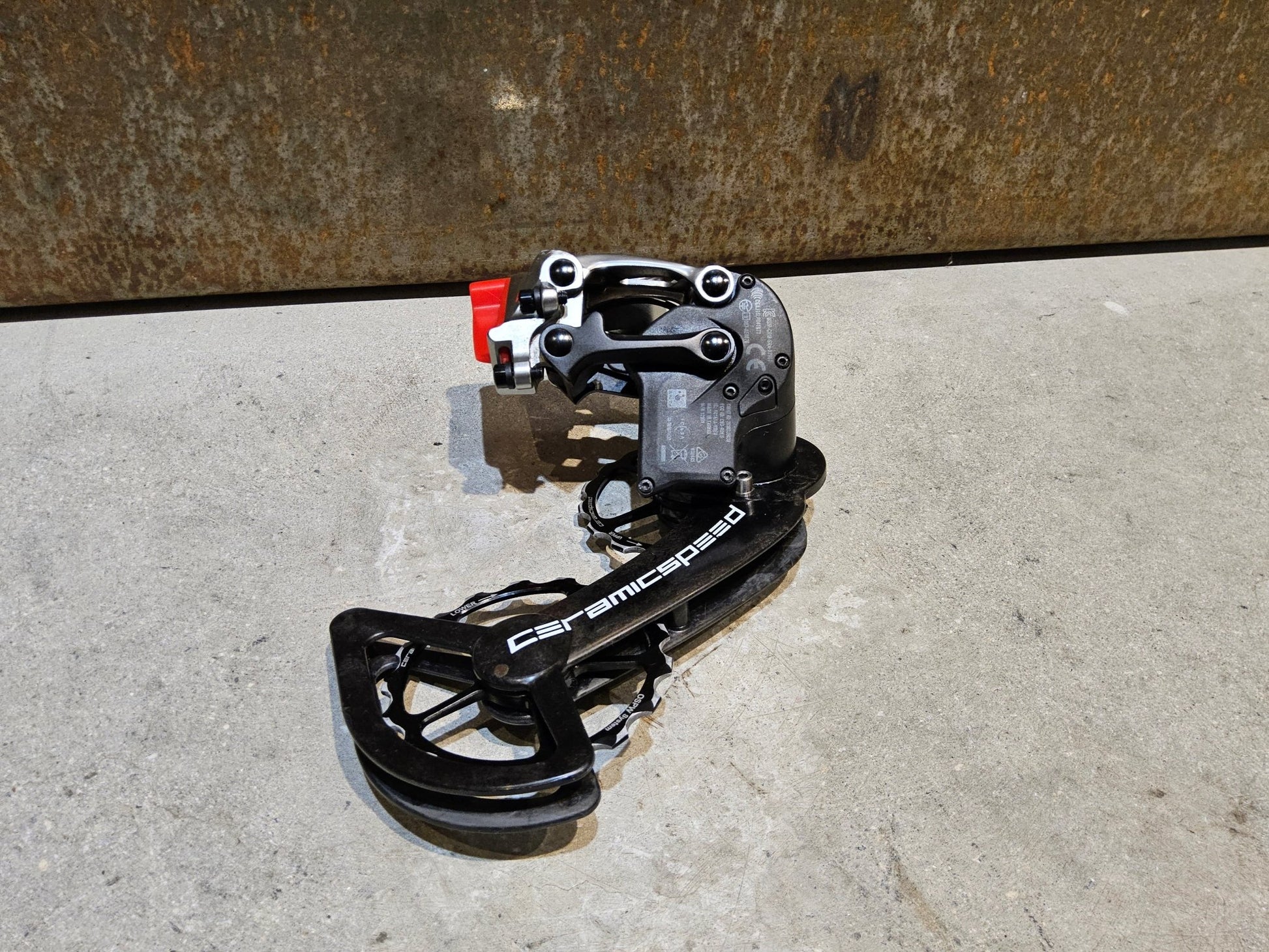 Schaltungsteile von Sram, SRAM RED ETAP SCHALTWERK 11 FACH INKL. CERAMICSPEED OSPW vor USEDBIKES - OB.DE Hintergrund