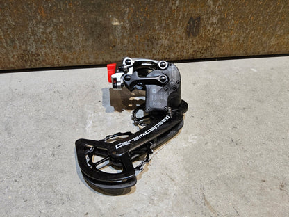 Schaltungsteile von Sram, SRAM RED ETAP SCHALTWERK 11 FACH INKL. CERAMICSPEED OSPW vor USEDBIKES - OB.DE Hintergrund