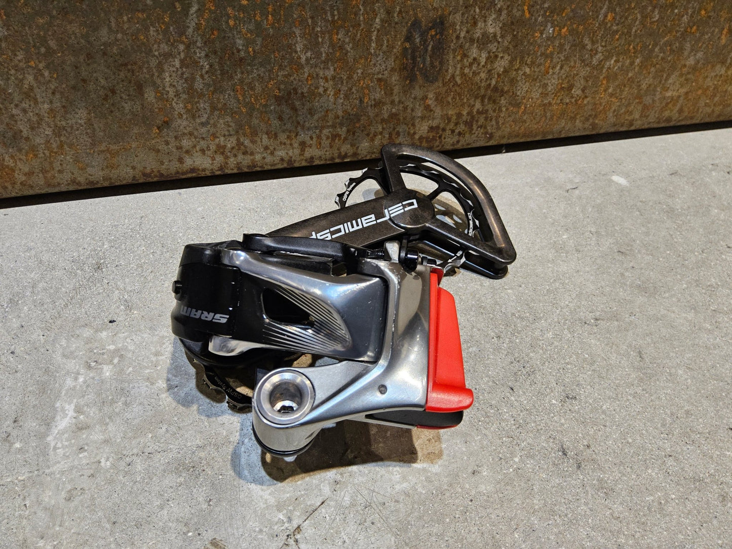 Schaltungsteile von Sram, SRAM RED ETAP SCHALTWERK 11 FACH INKL. CERAMICSPEED OSPW vor USEDBIKES - OB.DE Hintergrund