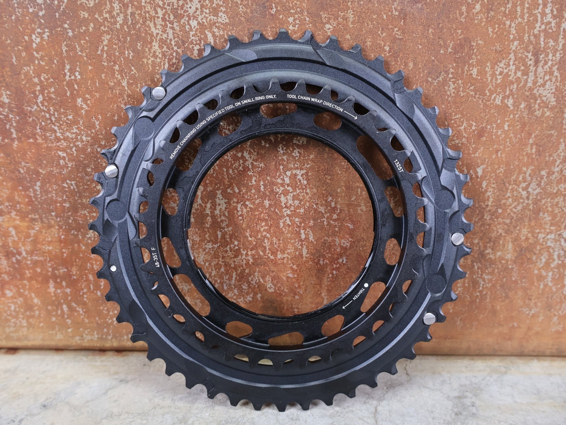 Kettenblatt von Sram, SRAM RED / FORCE AXS KETTENBLATT - KIT 48 - 35 ZÄHNE – THREAD MOUNT / X - RANGE vor USEDBIKES - OB.DE Hintergrund