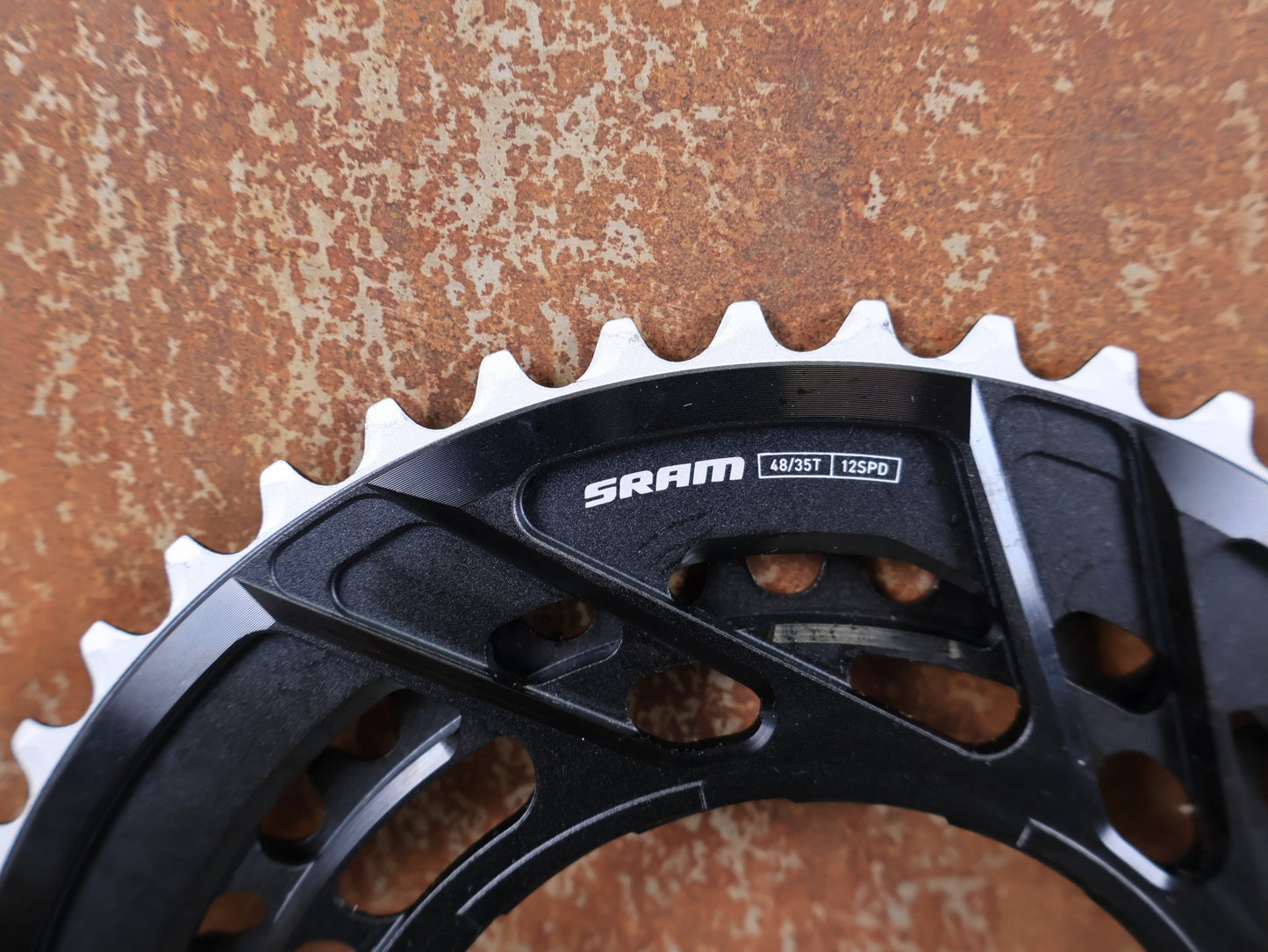 Kettenblatt von Sram, SRAM RED / FORCE AXS KETTENBLATT - KIT 48 - 35 ZÄHNE – THREAD MOUNT / X - RANGE vor USEDBIKES - OB.DE Hintergrund