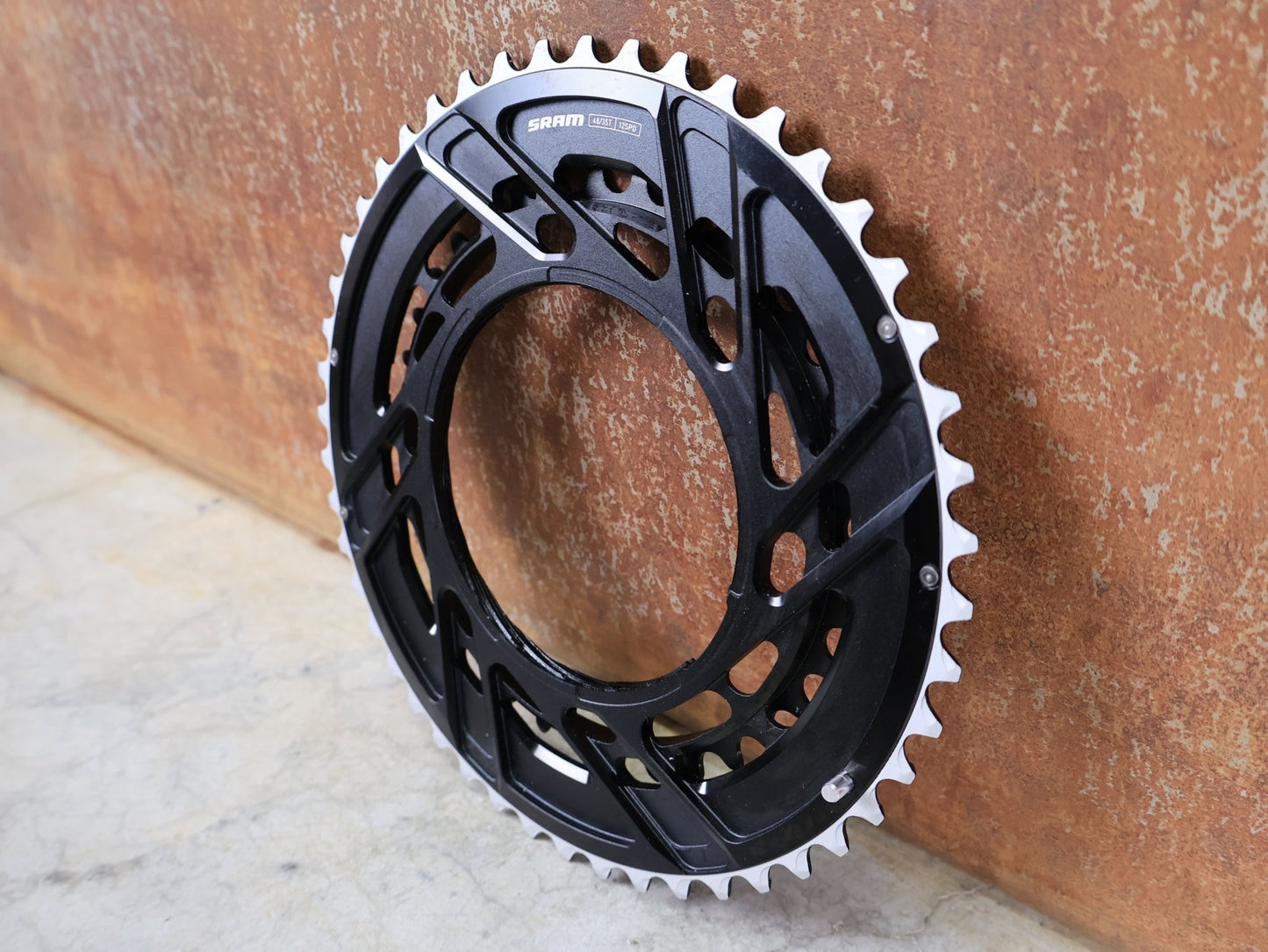 Kettenblatt von Sram, SRAM RED / FORCE AXS KETTENBLATT - KIT 48 - 35 ZÄHNE – THREAD MOUNT / X - RANGE vor USEDBIKES - OB.DE Hintergrund