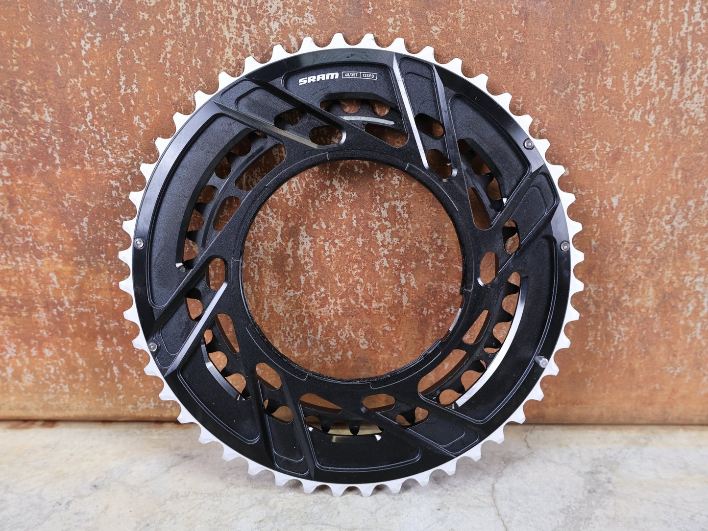 Kettenblatt von Sram, SRAM RED / FORCE AXS KETTENBLATT - KIT 48 - 35 ZÄHNE – THREAD MOUNT / X - RANGE vor USEDBIKES - OB.DE Hintergrund