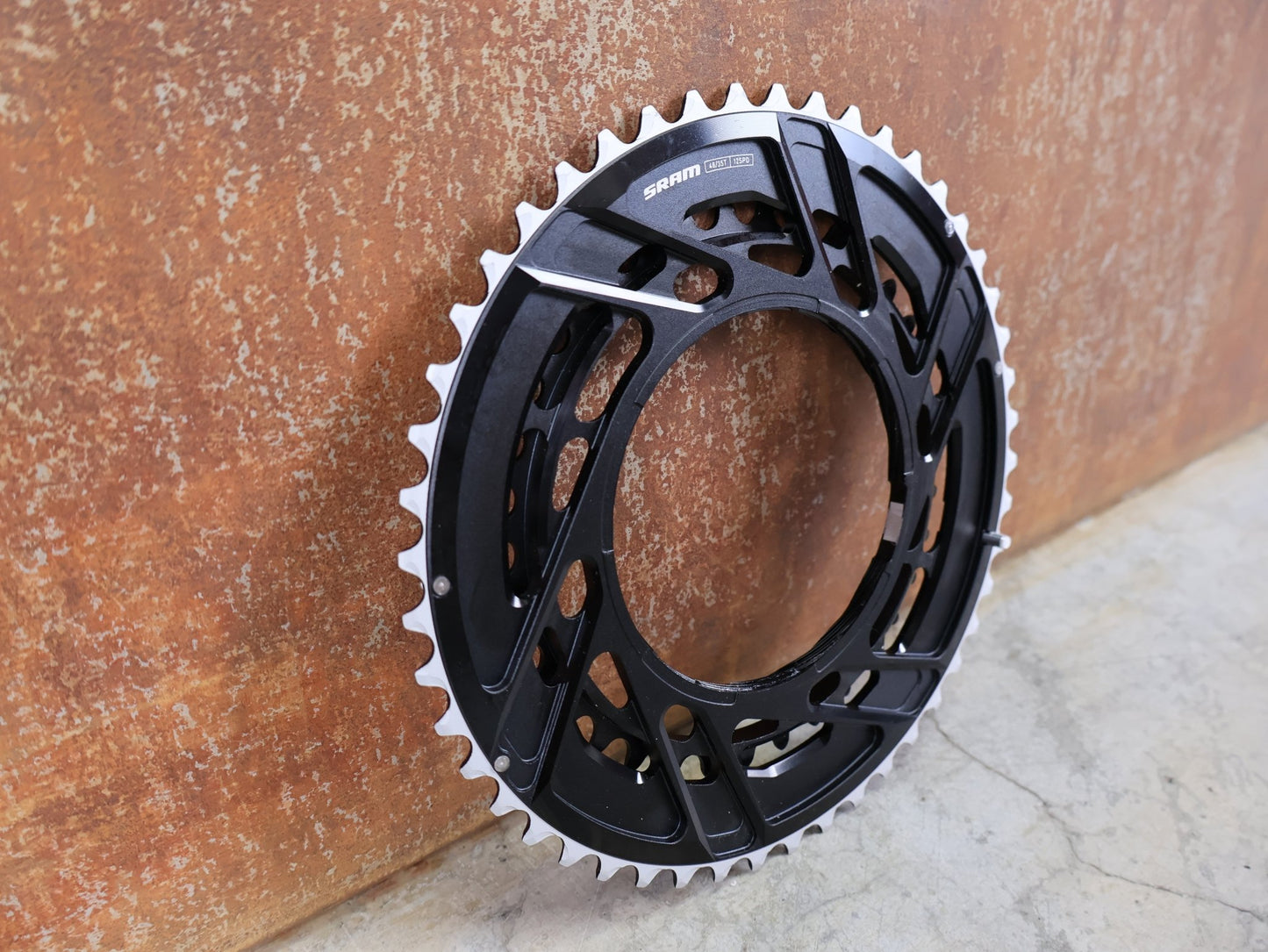 Kettenblatt von Sram, SRAM RED / FORCE AXS KETTENBLATT - KIT 48 - 35 ZÄHNE – THREAD MOUNT / X - RANGE vor USEDBIKES - OB.DE Hintergrund