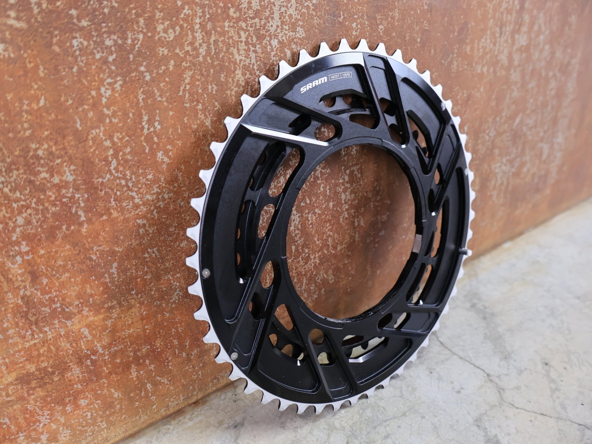 Kettenblatt von Sram, SRAM RED / FORCE AXS KETTENBLATT - KIT 48 - 35 ZÄHNE – THREAD MOUNT / X - RANGE vor USEDBIKES - OB.DE Hintergrund