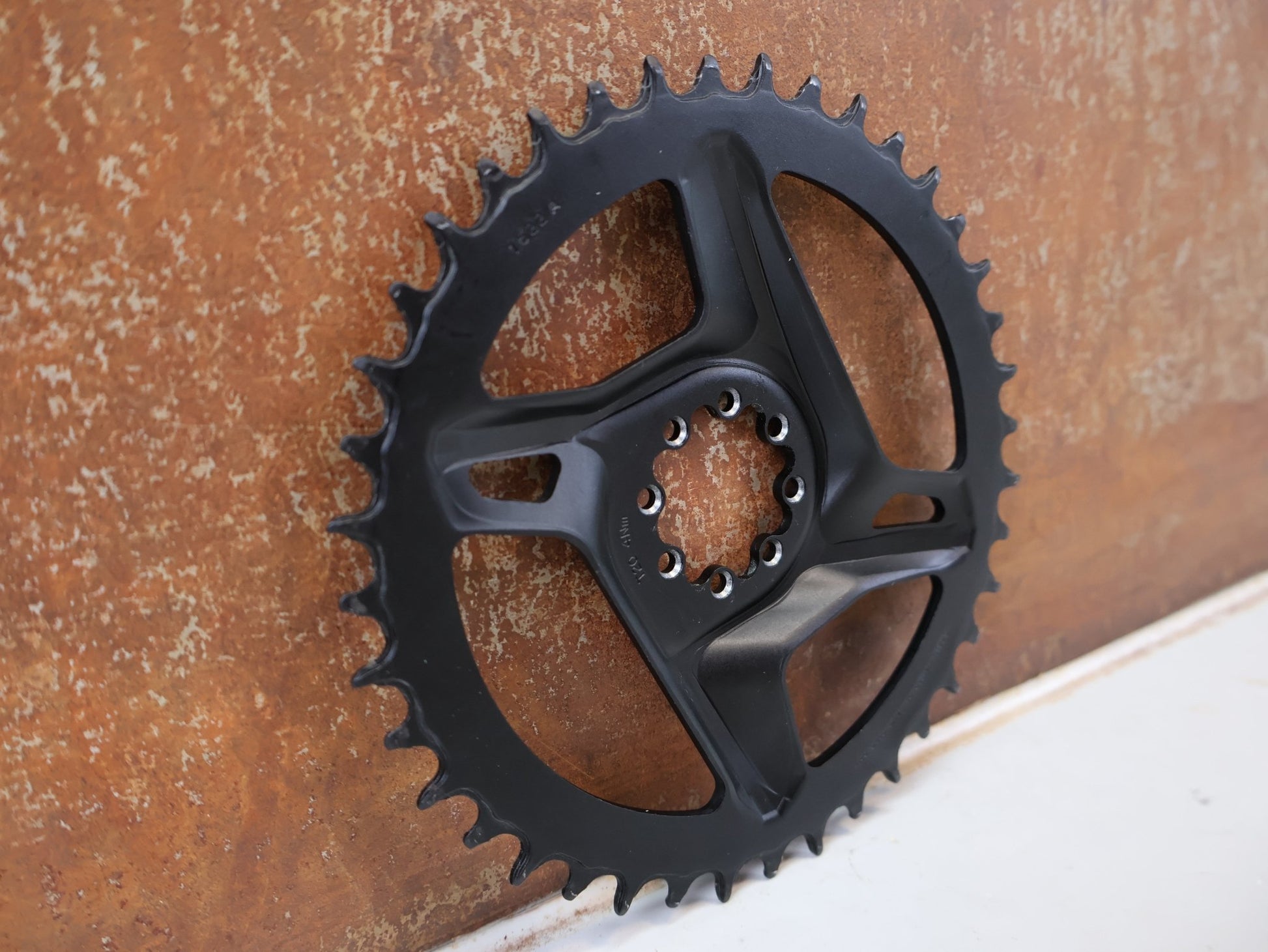 Kettenblatt von Sram, SRAM RED FORCE X-SYNC ROAD DIRECT MOUNT KETTENBLATT 40Z / 1-SPEED vor USEDBIKES-OB.DE Hintergrund