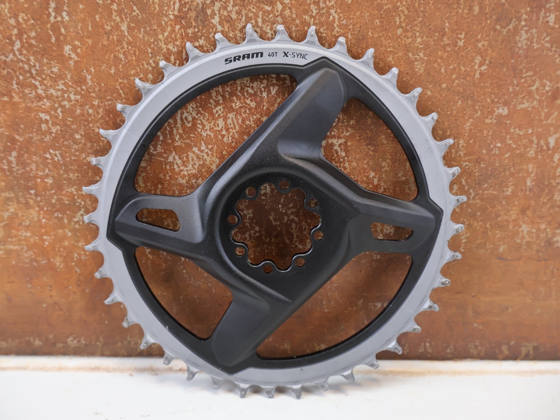Kettenblatt von Sram, SRAM RED FORCE X-SYNC ROAD DIRECT MOUNT KETTENBLATT 40Z / 1-SPEED vor USEDBIKES-OB.DE Hintergrund