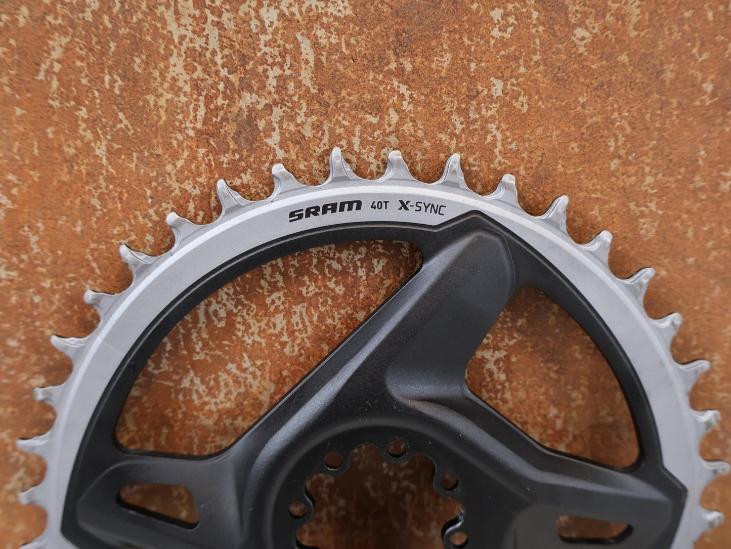 Kettenblatt von Sram, SRAM RED FORCE X-SYNC ROAD DIRECT MOUNT KETTENBLATT 40Z / 1-SPEED vor USEDBIKES-OB.DE Hintergrund