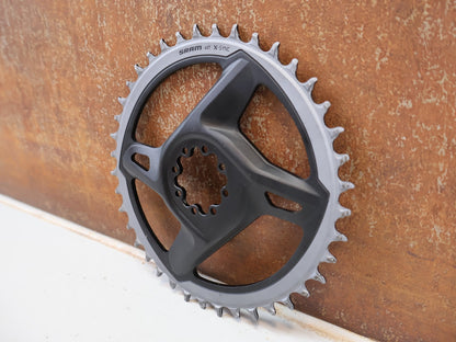 Kettenblatt von Sram, SRAM RED FORCE X-SYNC ROAD DIRECT MOUNT KETTENBLATT 40Z / 1-SPEED vor USEDBIKES-OB.DE Hintergrund