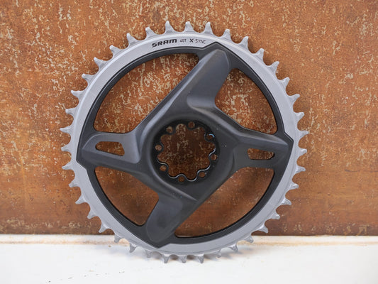 Kettenblatt von Sram, SRAM RED FORCE X-SYNC ROAD DIRECT MOUNT KETTENBLATT 40Z / 1-SPEED vor USEDBIKES-OB.DE Hintergrund