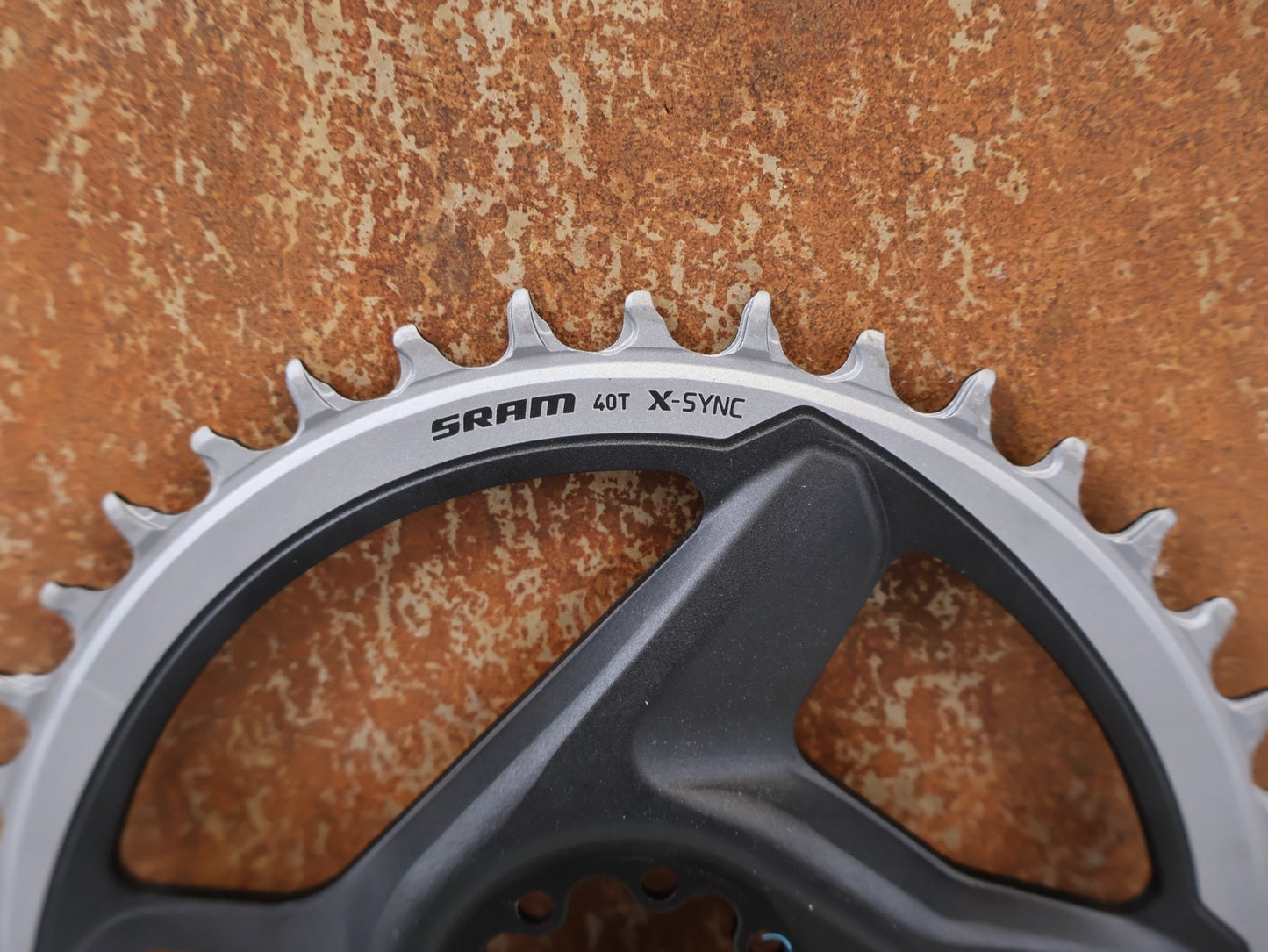 Kettenblatt von Sram, SRAM RED FORCE X-SYNC ROAD DIRECT MOUNT KETTENBLATT 40Z / 1-SPEED vor USEDBIKES-OB.DE Hintergrund