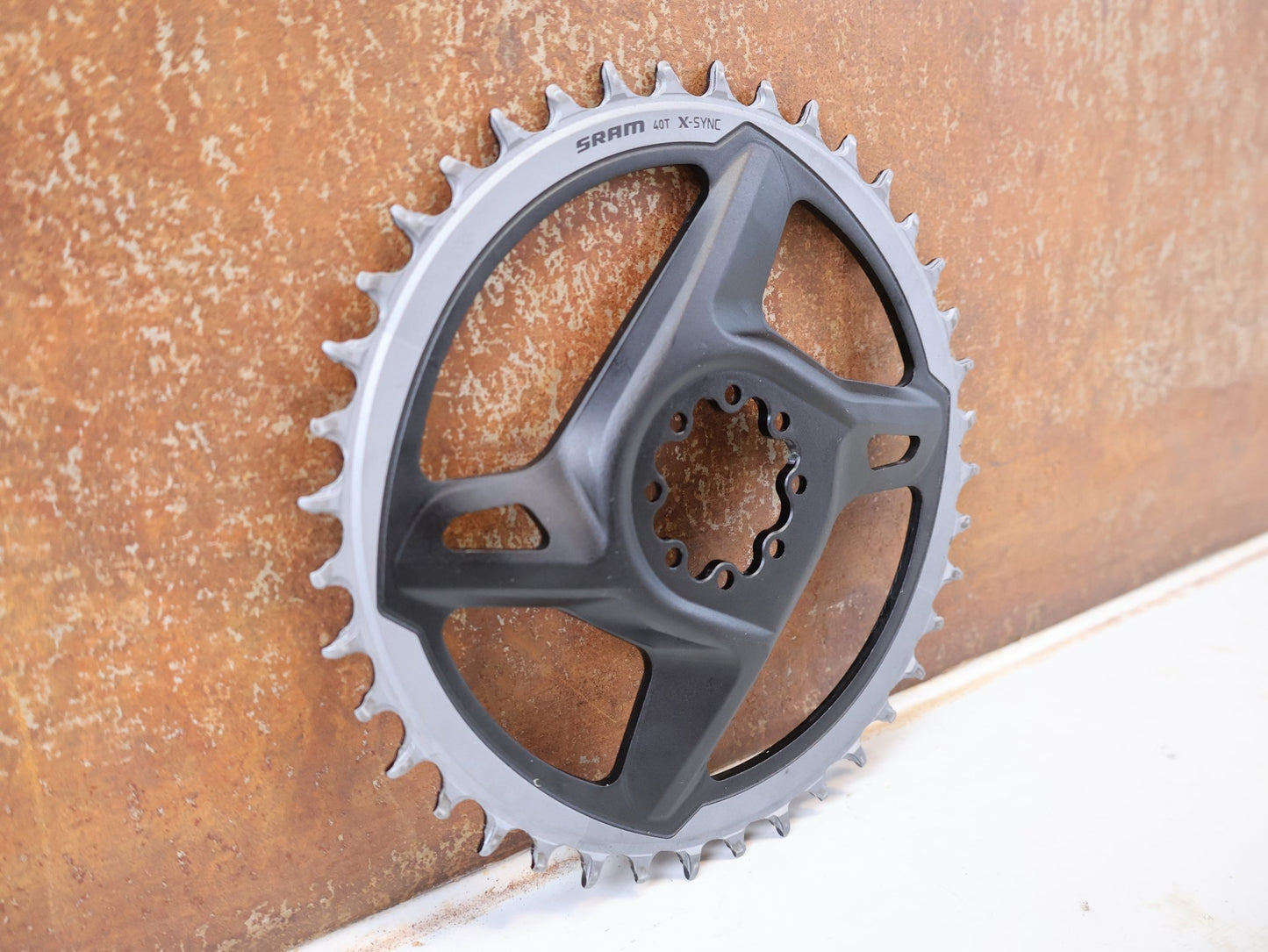 Kettenblatt von Sram, SRAM RED FORCE X-SYNC ROAD DIRECT MOUNT KETTENBLATT 40Z / 1-SPEED vor USEDBIKES-OB.DE Hintergrund