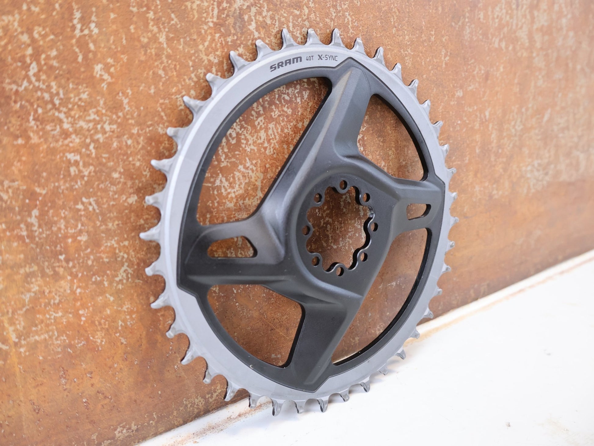 Kettenblatt von Sram, SRAM RED FORCE X-SYNC ROAD DIRECT MOUNT KETTENBLATT 40Z / 1-SPEED vor USEDBIKES-OB.DE Hintergrund