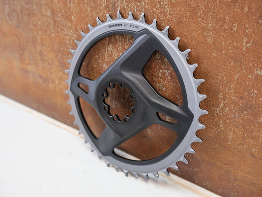 Kettenblatt von Sram, SRAM RED FORCE X-SYNC ROAD DIRECT MOUNT KETTENBLATT 40Z / 1-SPEED vor USEDBIKES-OB.DE Hintergrund