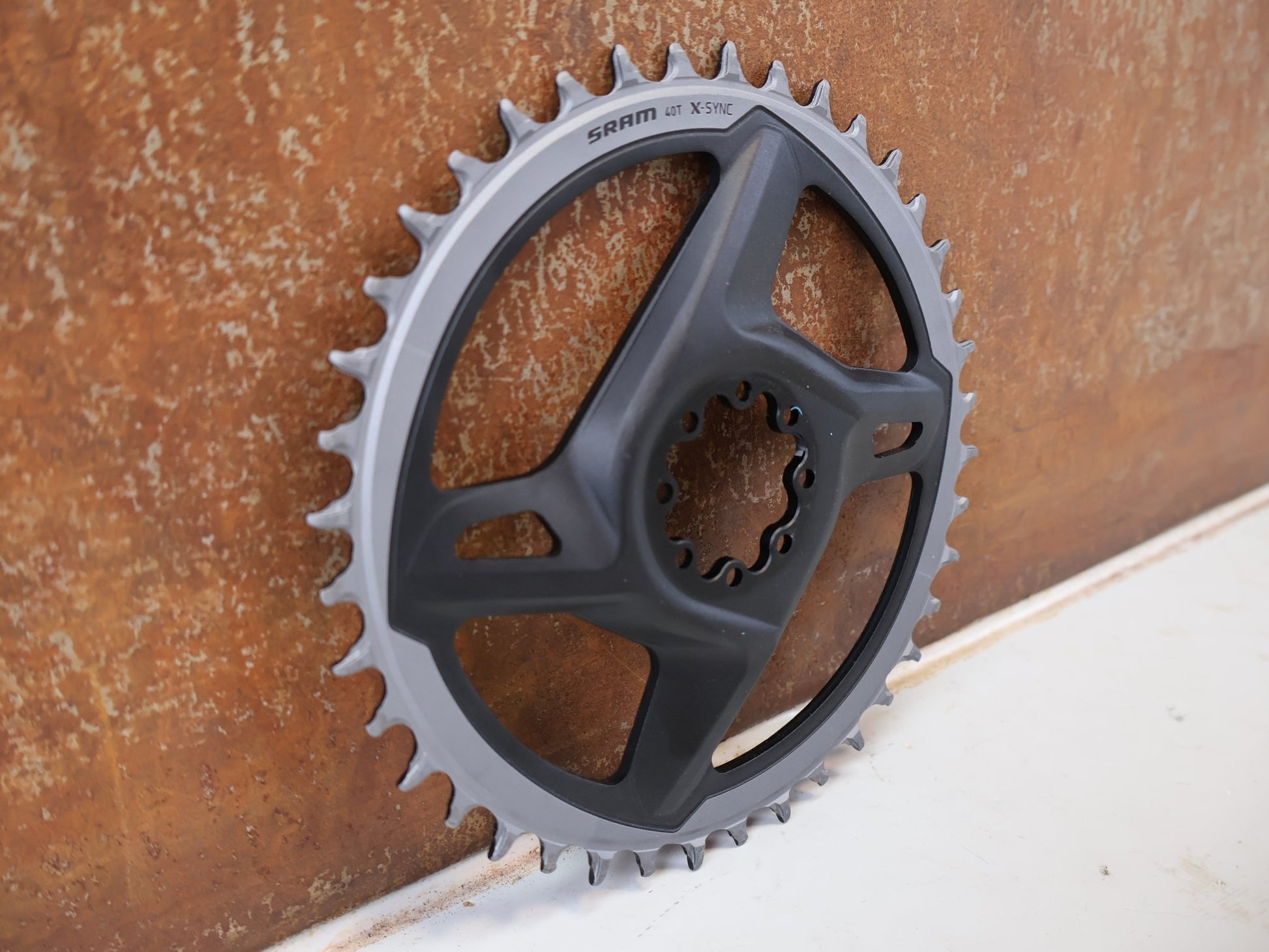 Kettenblatt von Sram, SRAM RED FORCE X-SYNC ROAD DIRECT MOUNT KETTENBLATT 40Z / 1-SPEED vor USEDBIKES-OB.DE Hintergrund