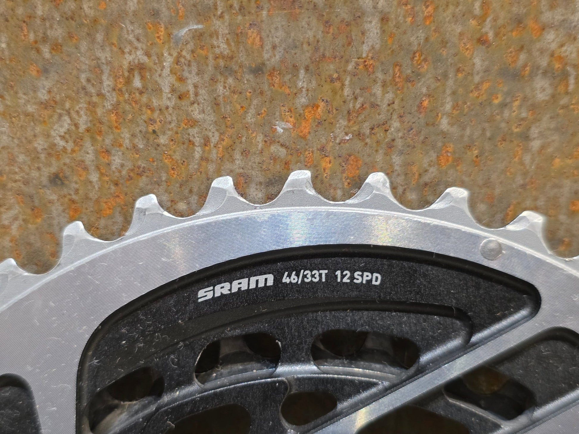 Kettenblatt von Sram, SRAM RED QUARQ AXS POWERMETER KIT 8 - BOLT SPIDER 2X12 46/33 ZÄHNE / BASTLERWARE vor USEDBIKES - OB.DE Hintergrund