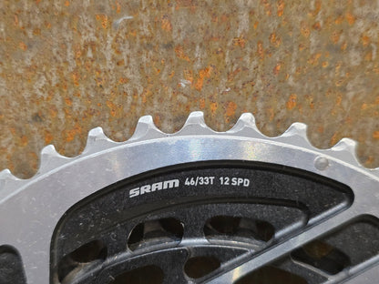 Kettenblatt von Sram, SRAM RED QUARQ AXS POWERMETER KIT 8 - BOLT SPIDER 2X12 46/33 ZÄHNE / BASTLERWARE vor USEDBIKES - OB.DE Hintergrund