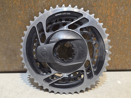 Kettenblatt von Sram, SRAM RED QUARQ AXS POWERMETER KIT 8 - BOLT SPIDER 2X12 46/33 ZÄHNE / BASTLERWARE vor USEDBIKES - OB.DE Hintergrund