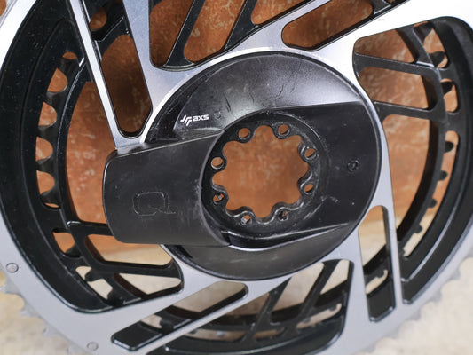 Kettenblatt von Sram, SRAM RED QUARQ AXS POWERMETER KIT 8 - BOLT SPIDER 2X12 52/39 ZÄHNE / BASTLERWARE vor USEDBIKES - OB.DE Hintergrund