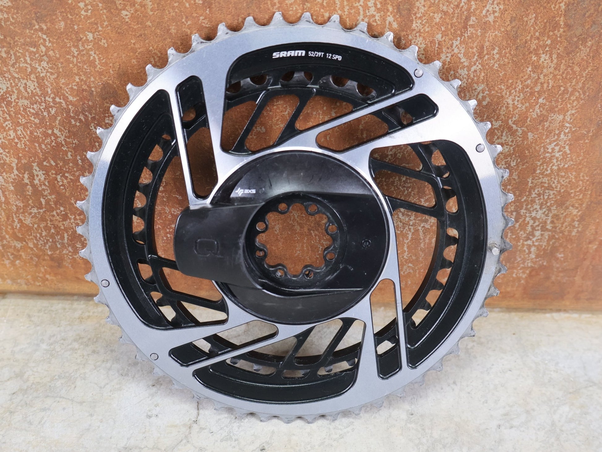 Kettenblatt von Sram, SRAM RED QUARQ AXS POWERMETER KIT 8 - BOLT SPIDER 2X12 52/39 ZÄHNE / BASTLERWARE vor USEDBIKES - OB.DE Hintergrund