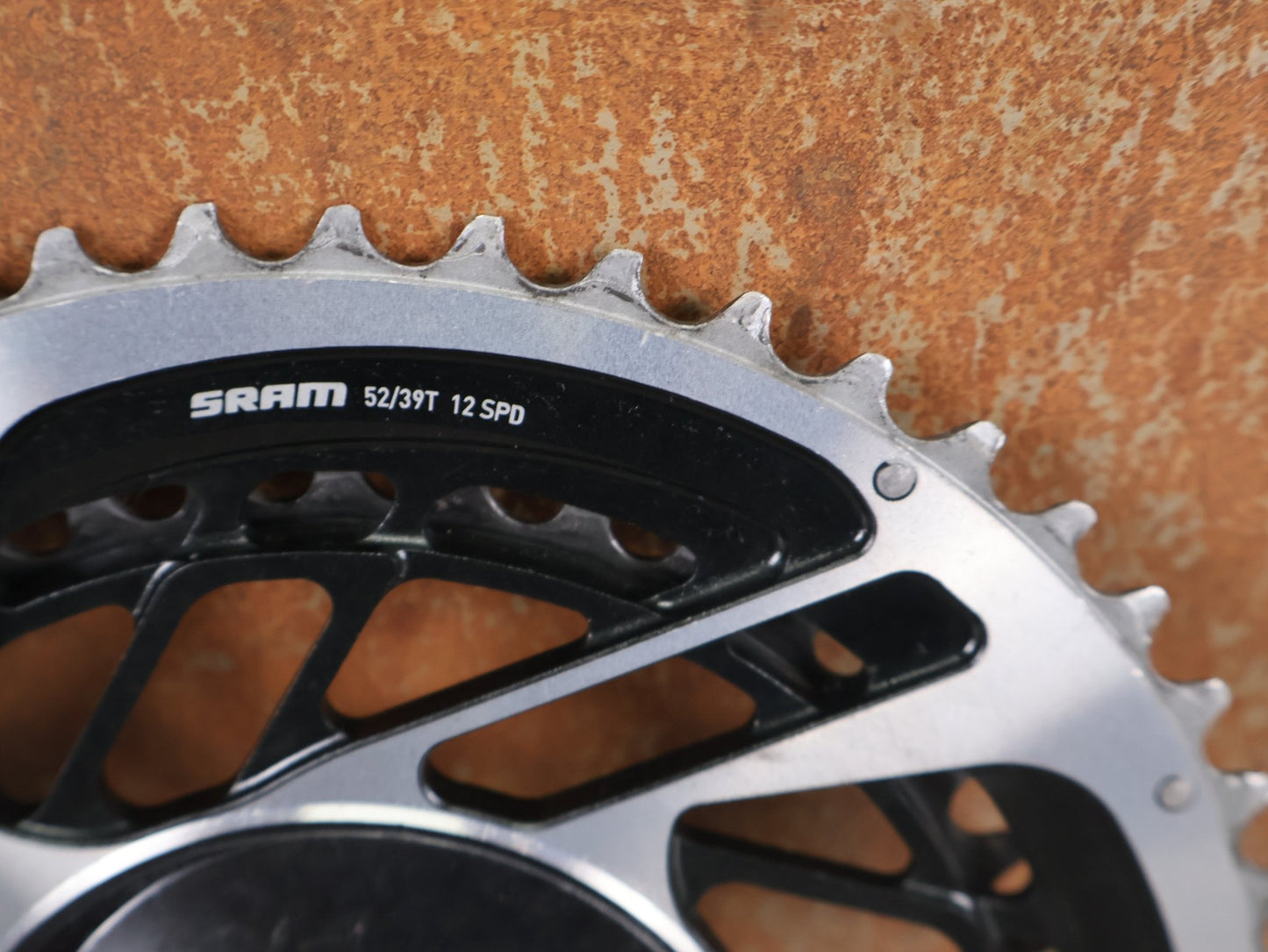 Kettenblatt von Sram, SRAM RED QUARQ AXS POWERMETER KIT 8 - BOLT SPIDER 2X12 52/39 ZÄHNE / BASTLERWARE vor USEDBIKES - OB.DE Hintergrund