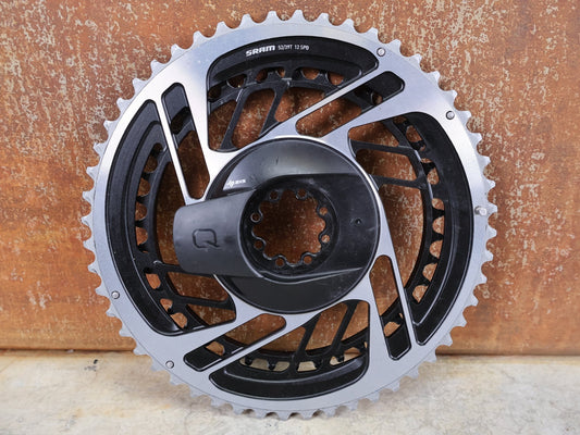 Kettenblatt von Sram, SRAM RED QUARQ AXS POWERMETER KIT 8 - BOLT SPIDER 2X12 52/39 ZÄHNE vor USEDBIKES - OB.DE Hintergrund