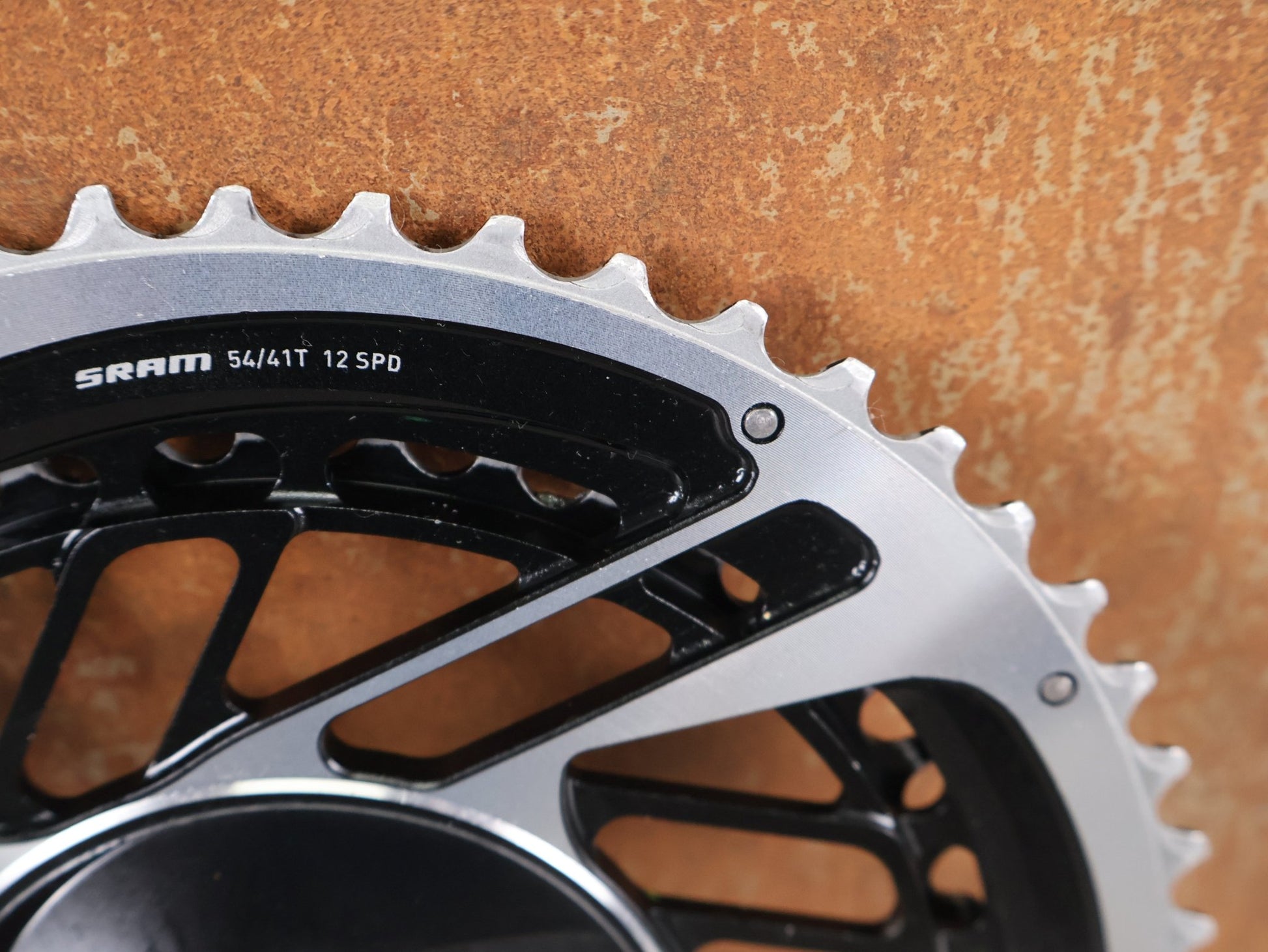 Kettenblatt von Sram, SRAM RED QUARQ AXS POWERMETER KIT 8 - BOLT SPIDER 2X12 54/41 ZÄHNE / BASTLERWARE vor USEDBIKES - OB.DE Hintergrund