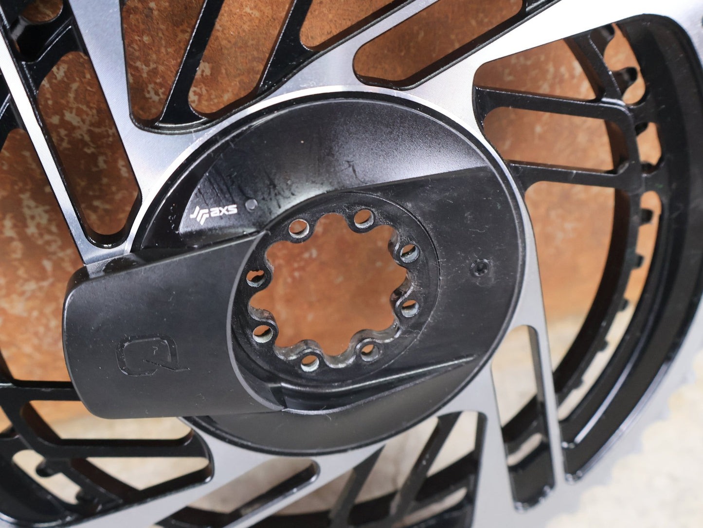 Kettenblatt von Sram, SRAM RED QUARQ AXS POWERMETER KIT 8 - BOLT SPIDER 2X12 54/41 ZÄHNE / BASTLERWARE vor USEDBIKES - OB.DE Hintergrund