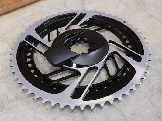 Kettenblatt von Sram, SRAM RED QUARQ AXS POWERMETER KIT 8 - BOLT SPIDER 2X12 54/41 ZÄHNE vor USEDBIKES - OB.DE Hintergrund