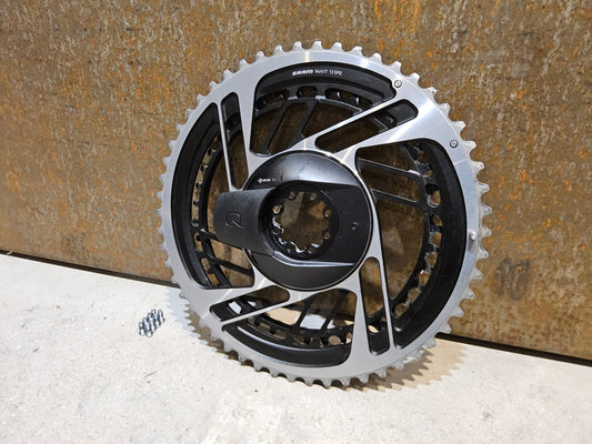 Kettenblatt von Sram, SRAM RED QUARQ AXS POWERMETER KIT 8 - BOLT SPIDER 2X12 54/41 ZÄHNE vor USEDBIKES - OB.DE Hintergrund