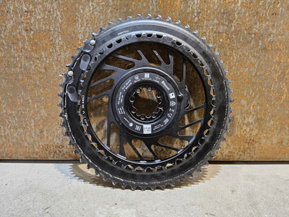 Kettenblatt von Sram, SRAM RED QUARQ AXS POWERMETER KIT 8 - BOLT SPIDER 2X12 54/41 ZÄHNE vor USEDBIKES - OB.DE Hintergrund