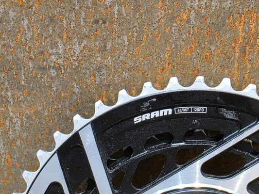 Kettenblatt von Sram, SRAM RED QUARQ AXS POWERMETER KIT E1 8 - BOLT SPIDER 2X12 48/35 ZÄHNE vor USEDBIKES - OB.DE Hintergrund