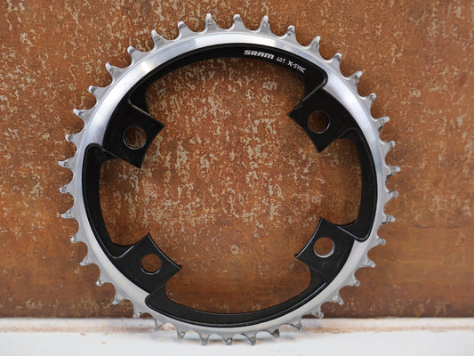Kettenblatt von Sram, SRAM RED X-SYNC ROAD KETTENBLATT / 40 ZÄHNE LK 107 MM / 1X12-FACH HIGH-END GRAVEL vor USEDBIKES-OB.DE Hintergrund