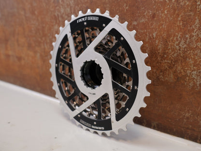 Kurbel von Sram, SRAM RED XG-1290 E1 12-fach Kassette 10-36T X-Dome Silver vor USEDBIKES-OB.DE Hintergrund