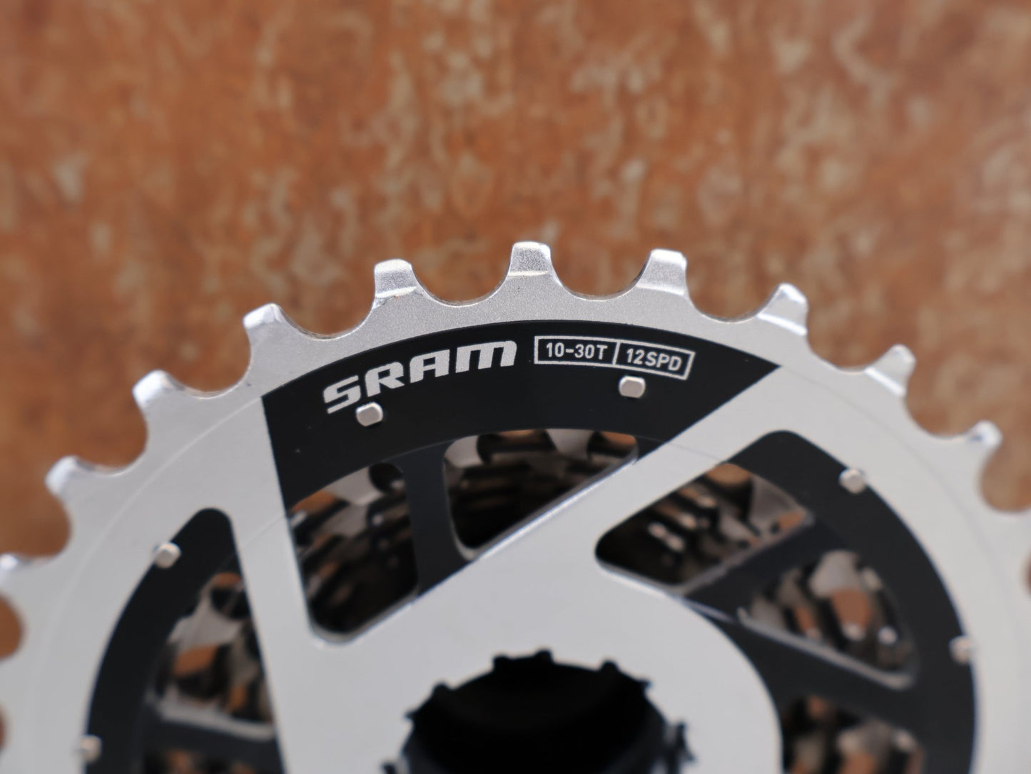 Kassette & Zahnkränze von Sram, SRAM RED XG-1290-E1 KASSETTE 12-FACH 10-30T XDR vor USEDBIKES-OB.DE Hintergrund
