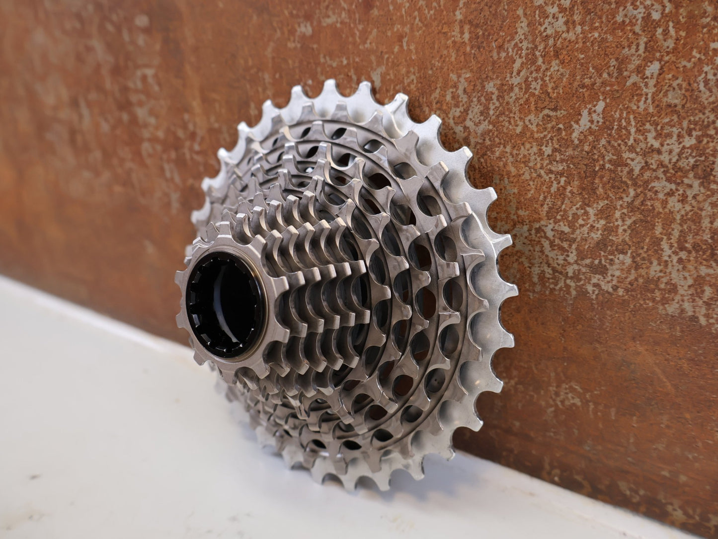 Kassette & Zahnkränze von Sram, SRAM RED XG-1290-E1 KASSETTE 12-FACH 10-30T XDR vor USEDBIKES-OB.DE Hintergrund