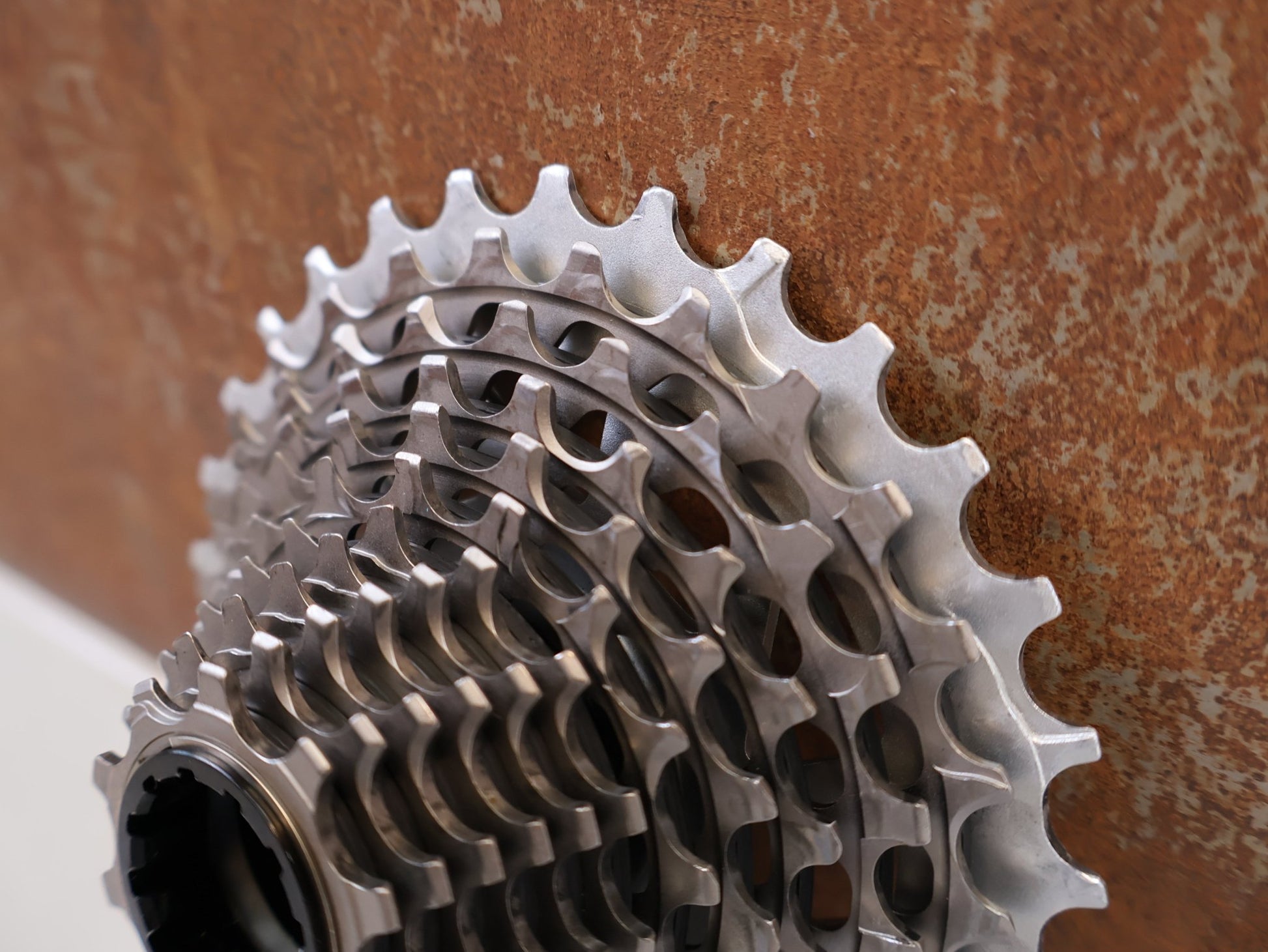 Kassette & Zahnkränze von Sram, SRAM RED XG-1290-E1 KASSETTE 12-FACH 10-30T XDR vor USEDBIKES-OB.DE Hintergrund