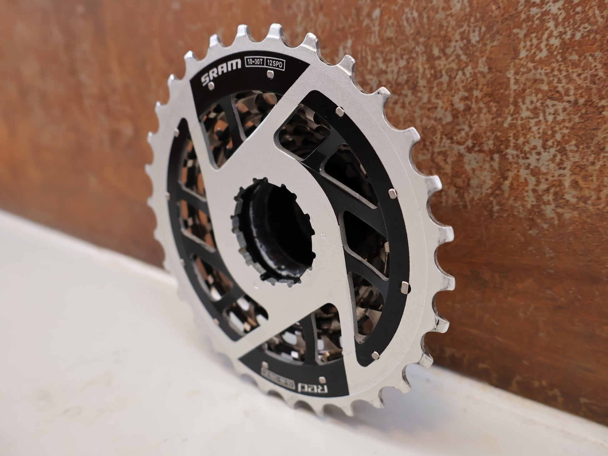 Kassette & Zahnkränze von Sram, SRAM RED XG-1290-E1 KASSETTE 12-FACH 10-30T XDR vor USEDBIKES-OB.DE Hintergrund