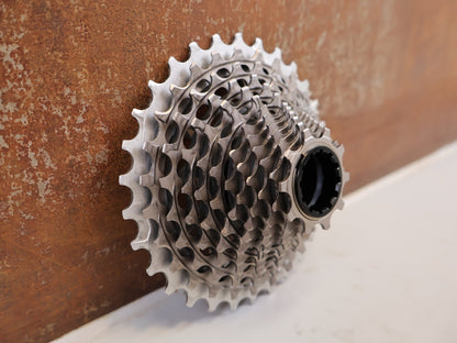 Kassette & Zahnkränze von Sram, SRAM RED XG-1290-E1 KASSETTE 12-FACH 10-30T XDR vor USEDBIKES-OB.DE Hintergrund