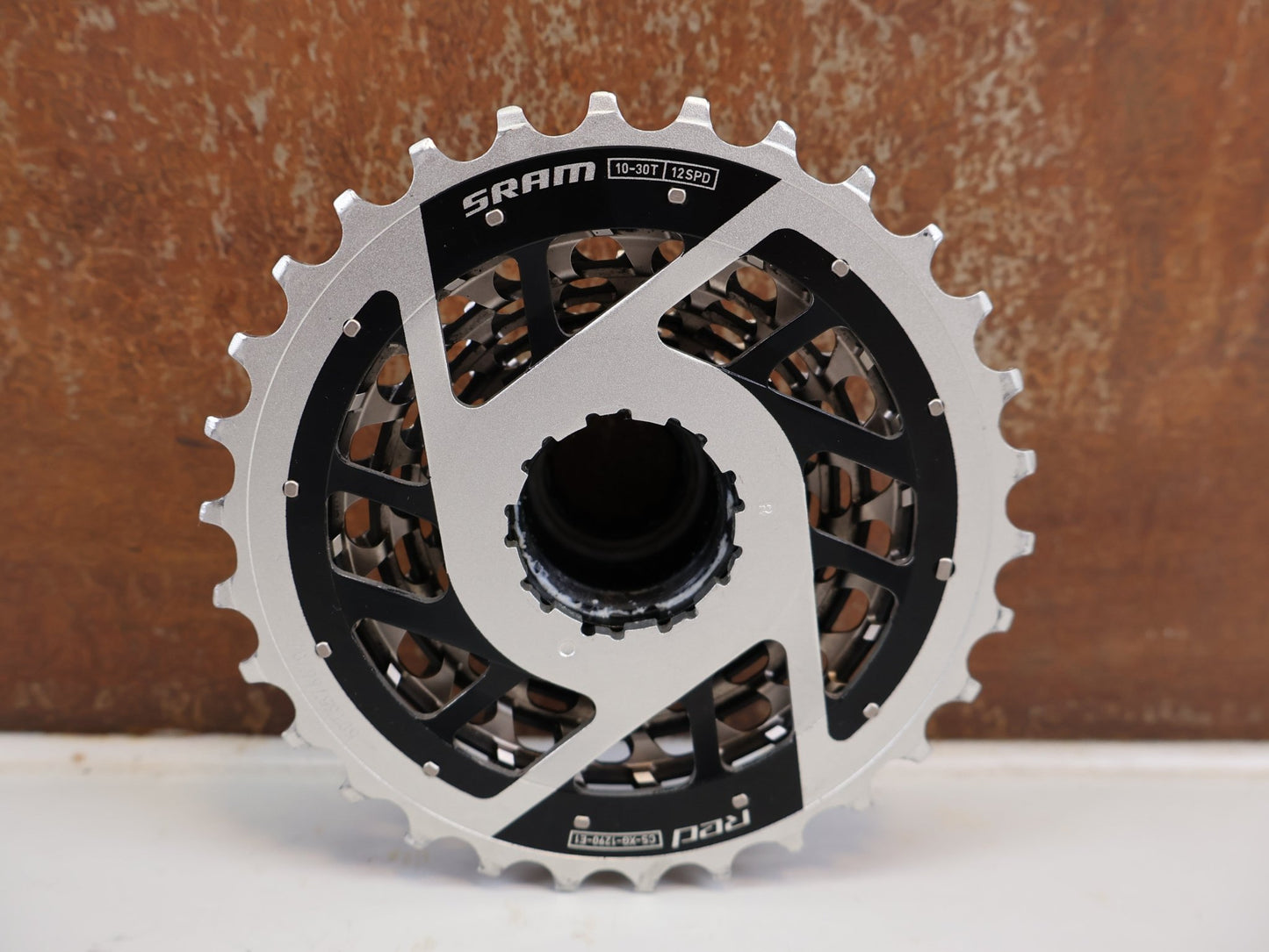 Kassette & Zahnkränze von Sram, SRAM RED XG-1290-E1 KASSETTE 12-FACH 10-30T XDR vor USEDBIKES-OB.DE Hintergrund
