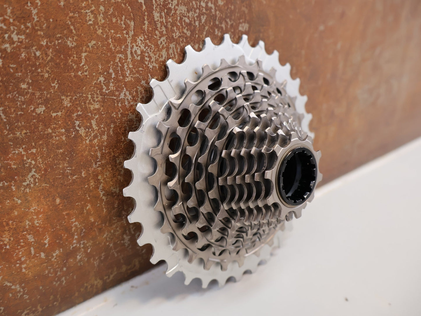Kurbel von Sram, SRAM RED XG - 1290 E1 KASSETTE / 12 - FACH / 10 - 33T / XDR / SILBER / 206G vor USEDBIKES - OB.DE Hintergrund