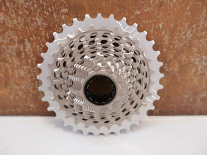 Kurbel von Sram, SRAM RED XG - 1290 E1 KASSETTE / 12 - FACH / 10 - 33T / XDR / SILBER / 206G vor USEDBIKES - OB.DE Hintergrund