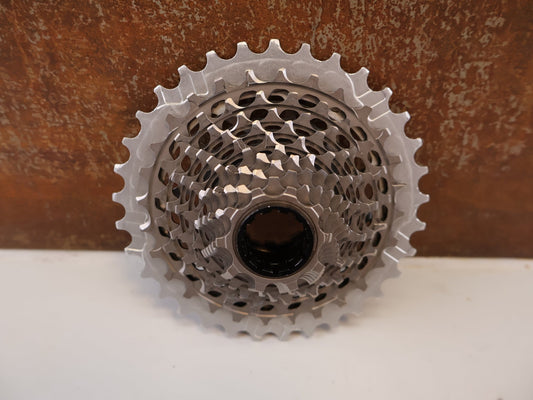 Kassette & Zahnkränze von Sram, SRAM RED XG 1290 E1 KASSETTE 12FACH 10-33T XDR vor USEDBIKES-OB.DE Hintergrund