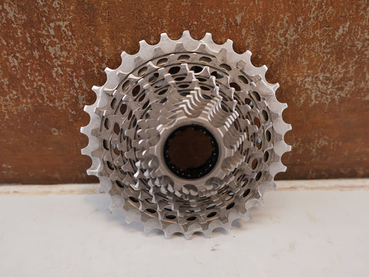 Kurbel von Sram, SRAM RED XG-1290-E1 KASSETTE SILBER 10-30T / 12-FACH ROAD XDR vor USEDBIKES-OB.DE Hintergrund