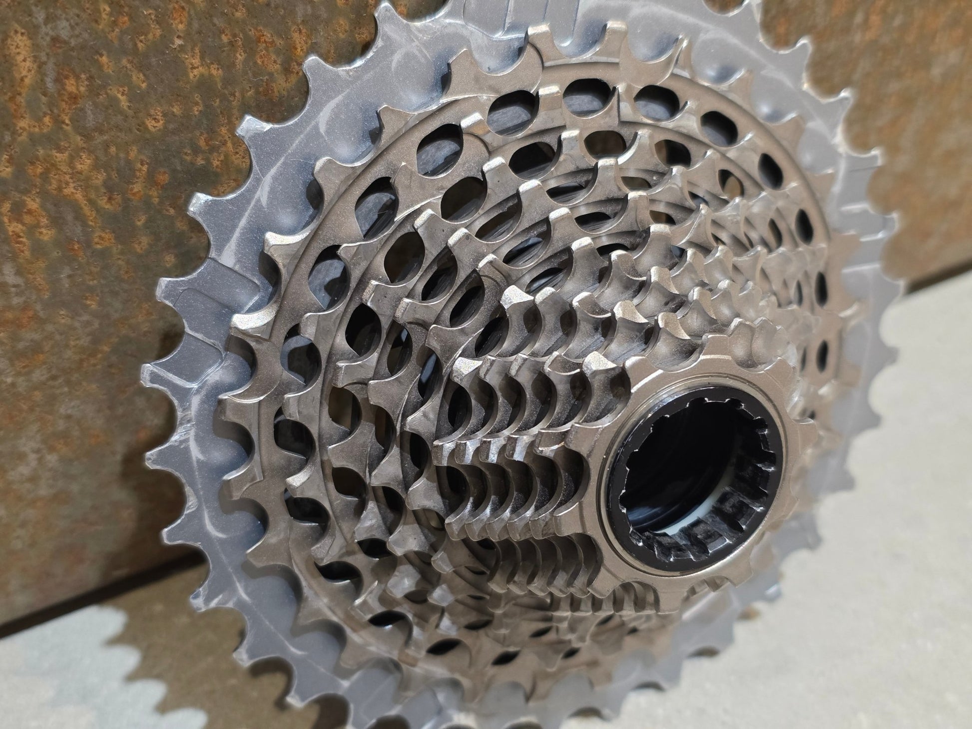 Kassette & Zahnkränze von Sram, SRAM RED XG 1290 KASSETTE 10 - 33 ZAHNKRANZ vor USEDBIKES - OB.DE Hintergrund